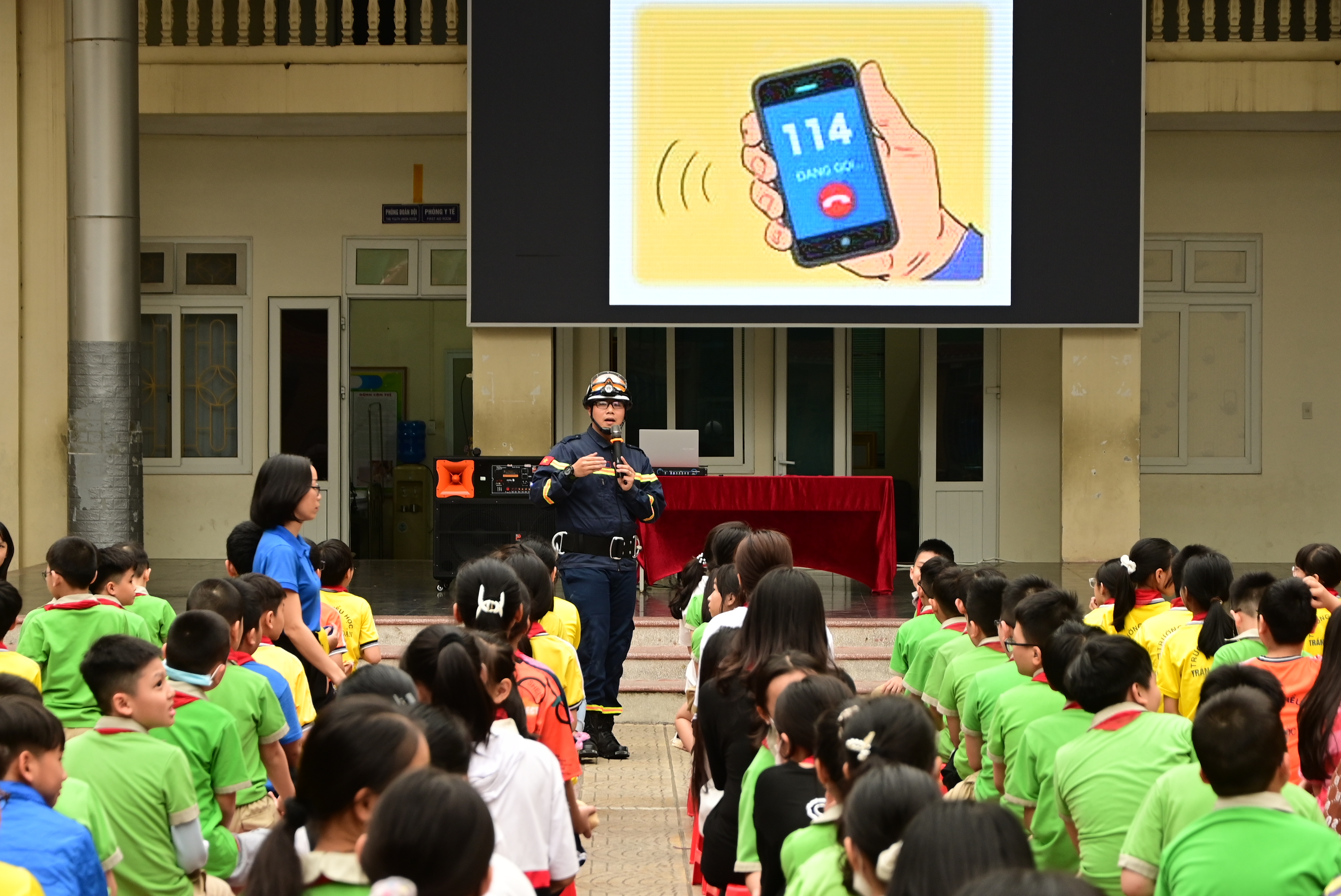 Tập huấn kỹ năng PCCC & CNCH cho hơn 1.150 học sinh Trường Tiểu học Trần Quốc Toản